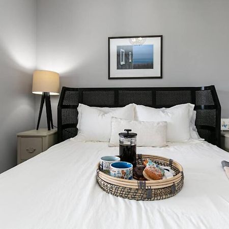 Lovely 2 Bedroom Suite Steps From The Beach Victoria Exterior photo