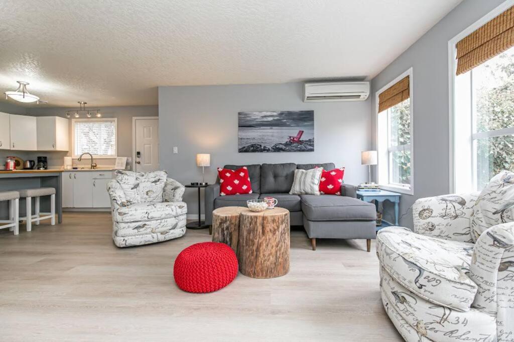 Lovely 2 Bedroom Suite Steps From The Beach Victoria Exterior photo