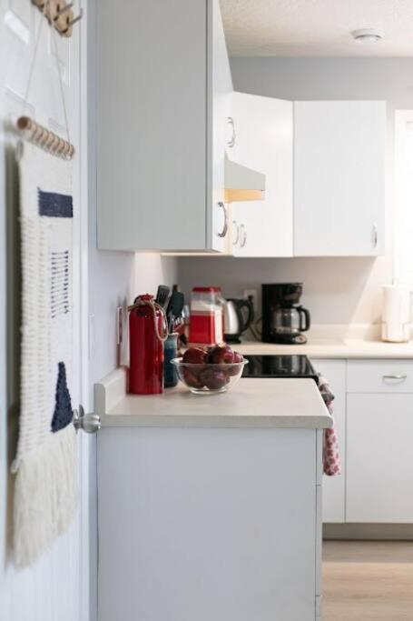 Lovely 2 Bedroom Suite Steps From The Beach Victoria Exterior photo