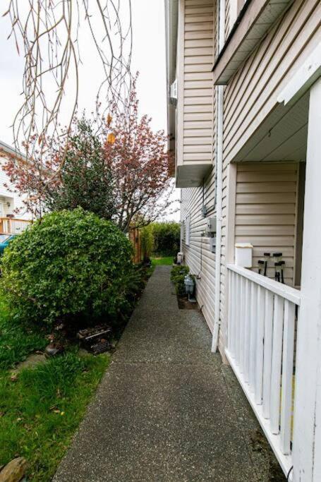 Lovely 2 Bedroom Suite Steps From The Beach Victoria Exterior photo