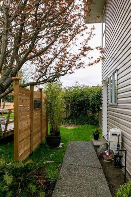 Lovely 2 Bedroom Suite Steps From The Beach Victoria Exterior photo