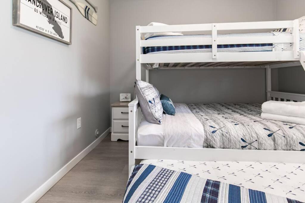 Lovely 2 Bedroom Suite Steps From The Beach Victoria Exterior photo