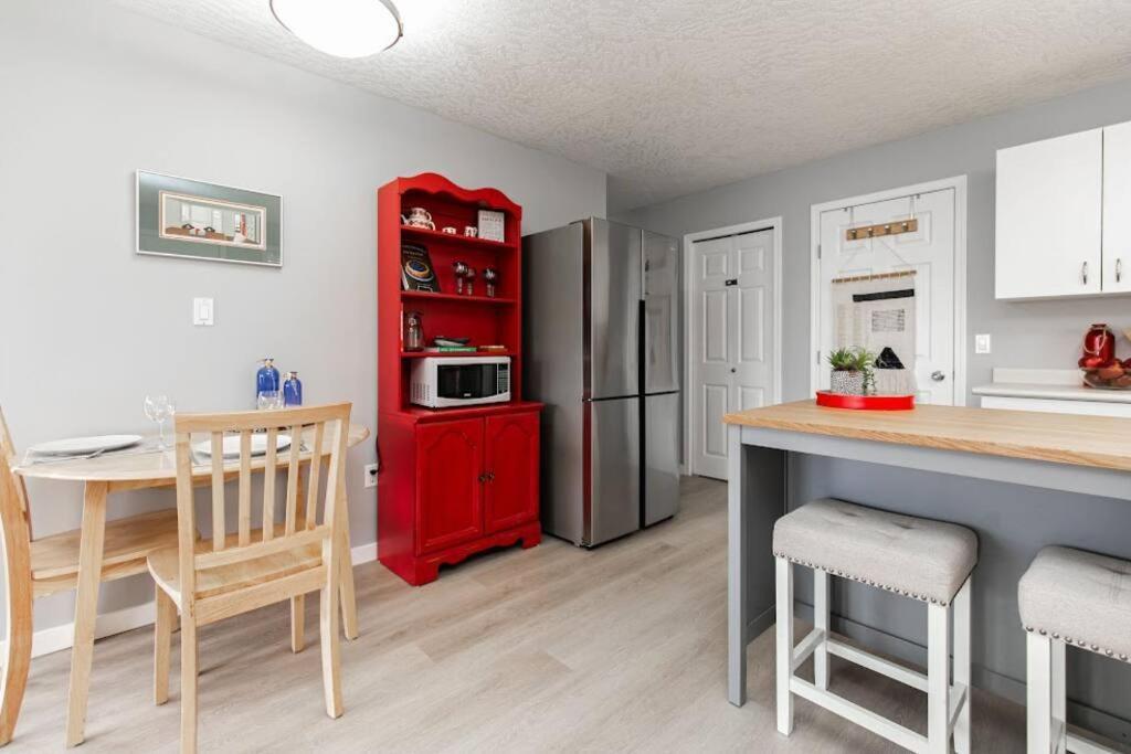 Lovely 2 Bedroom Suite Steps From The Beach Victoria Exterior photo